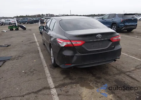 2018 Toyota Camry Le z USA, uszkodzony, nr VIN 4T1B11HK4JU574334